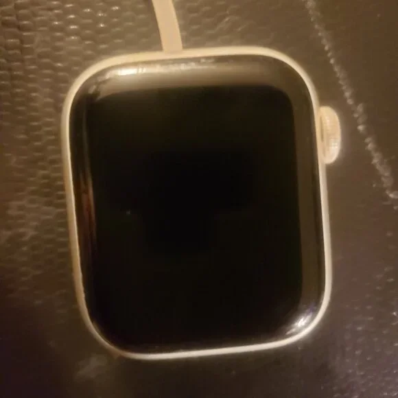 Apple Watch Series 7 – 41mm GPS + Cellular (Starlight Aluminum)